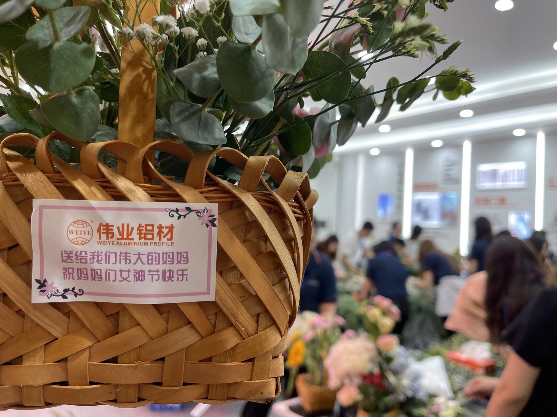 南宫NG28铝材 | 送她幼花花，把爱给妈妈